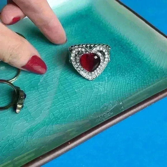 Silver tone red heart clear rhinestones fashion ring size 9 to 10 - Picture 15 of 17